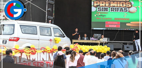 Emoción en Comas: Vecina VILMA ALLAUCA CORTEZ Recibe las Llaves de su Minivan Cero Kilómetros