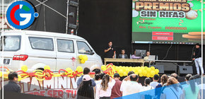 Emoción en Comas: Vecina VILMA ALLAUCA CORTEZ Recibe las Llaves de su Minivan Cero Kilómetros