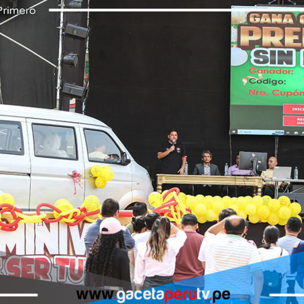 Emoción en Comas: Vecina VILMA ALLAUCA CORTEZ Recibe las Llaves de su Minivan Cero Kilómetros