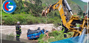 Tres muertos y un desaparecido tras caída de miniván a río Rímac
