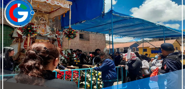 Manifestantes interrumpen misa y entregan de flores en honor de la Virgen de la Candelaria
