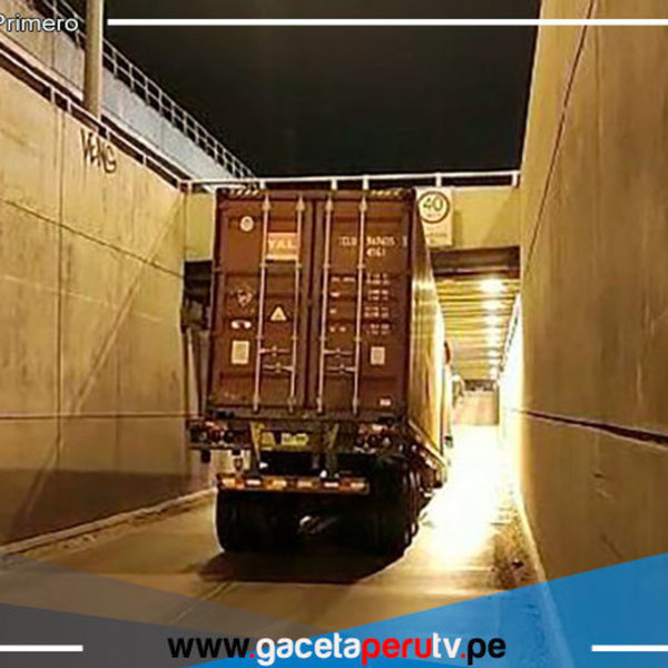 Un pesado tráiler quedó atascado en el baipás Ciudad de Dios