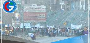 Pobladores que demandan agua bloquean avenida Túpac Amaru en Comas