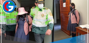 Detienen a hombre vestido de mujer en baños de un colegio en Huancayo