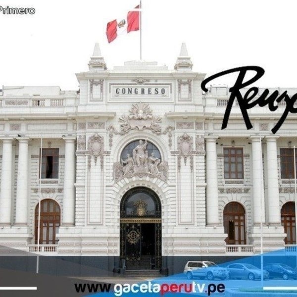 Día de la madre: congresistas recibieron billeteras Renzo Costa mientras que las trabajadoras se sortearon polos