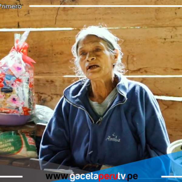 Así vive sola esta mujer entre las montañas del Perú 