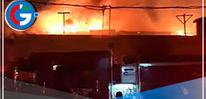 Bomberos lograr controlar incendio en almacén en la Victoria