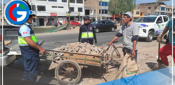 Intervienen 25 triciclos y 5 volquetes arrojando desmonte en plena vía pública en Comas