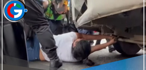 Mujer se coloca debajo de una cúster para impedir que la grúa de la ATU se lleve el vehículo en SJL