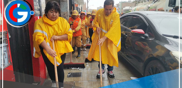 En su primer día, la Subprefecta de Comas demuestra su compromiso al tomar escoba y limpiar su distrito