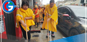 En su primer día, la Subprefecta de Comas demuestra su compromiso al tomar escoba y limpiar su distrito