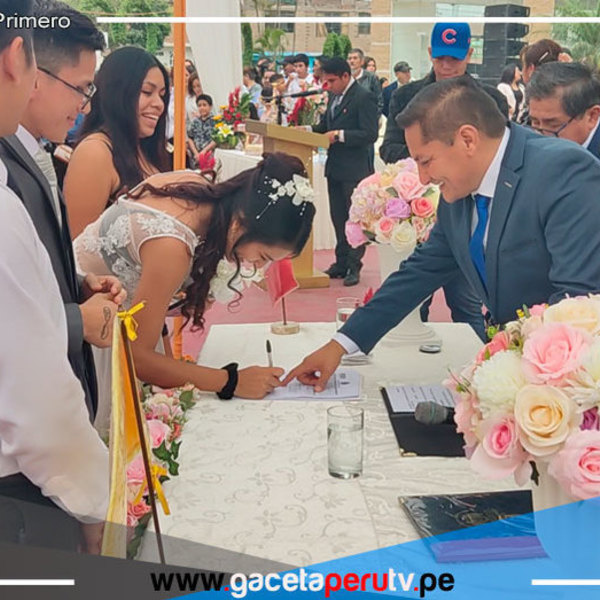 Alcalde de Comas une en matrimonio civil comunitario a 125 parejas en emotiva ceremonia