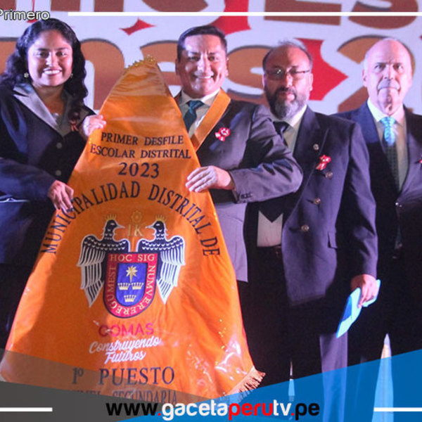Alcalde Ulises Villegas premia a destacados colegios en emocionante Desfile Cívico Escolar 2023