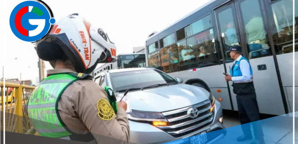 Cierran estación Boulevard por accidente ocasionado por auto que ingresó a vía exclusiva