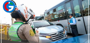 Cierran estación Boulevard por accidente ocasionado por auto que ingresó a vía exclusiva