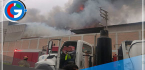 Bomberos trabajaron intensamente para controlar incendio en almacén de telas en SJL