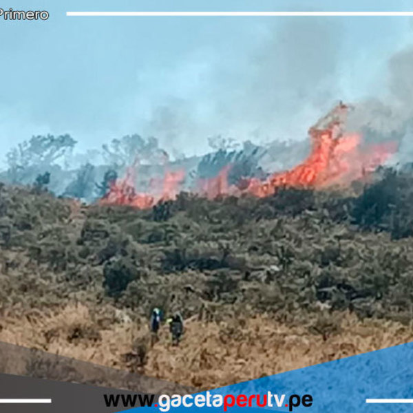 Helicóptero del Ejército Evalúa Uso de Bambi Bucket en Incendio Forestal en Arequipa