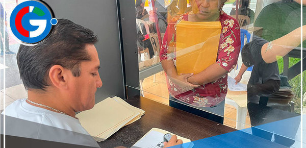 Alcalde de Comas recibe CV de jóvenes para 100 días de empleo