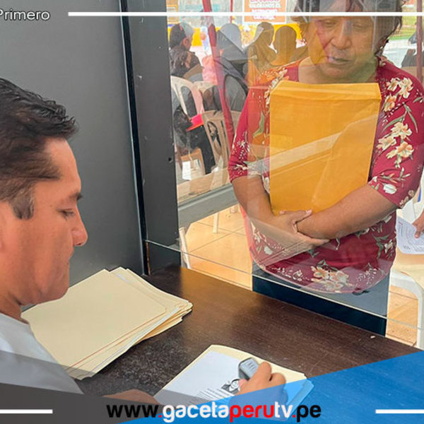 Alcalde de Comas recibe CV de jóvenes para 100 días de empleo