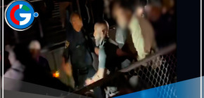 Director de banda escolar es sometido por la policía por no parar una actuación