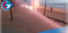 Rayo mata instantáneamente a 2 personas en playa de México