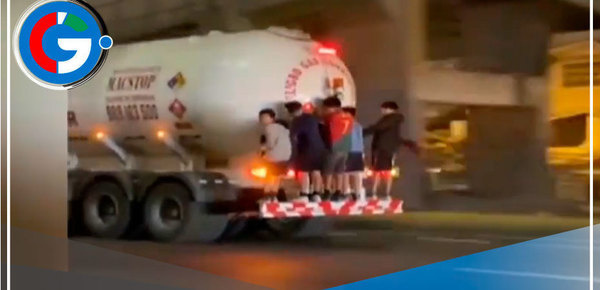 Niños se trepan a camión en plena vía evitamiento