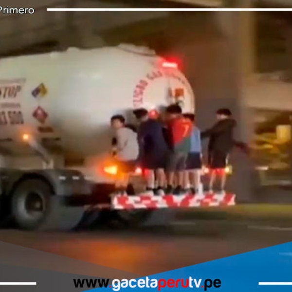 Niños se trepan a camión en plena vía evitamiento