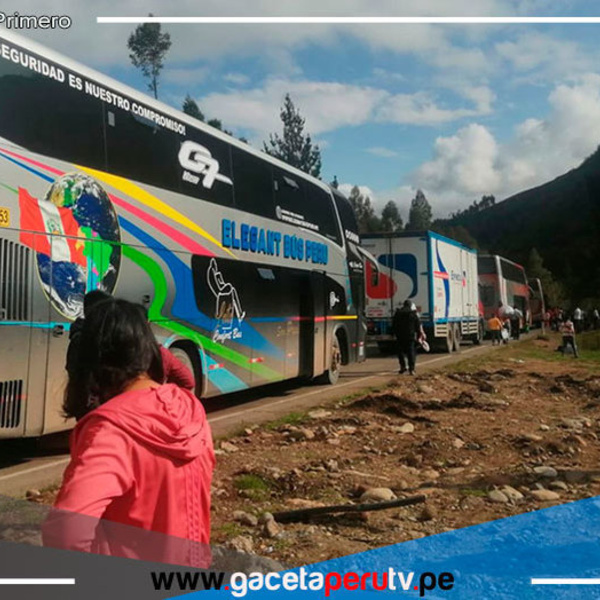 Desafío bajo la lluvia: Colapso de puente provisional paraliza la ruta hacia Ayacucho.
