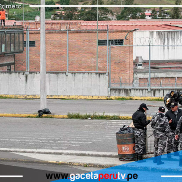 La policía vigila en el exterior de la prisión de Turi, en la ciudad ecuatoriana de Cuenca, mientras los presos retenían a unos funcionarios penitenciarios el 8 de enero de 2024