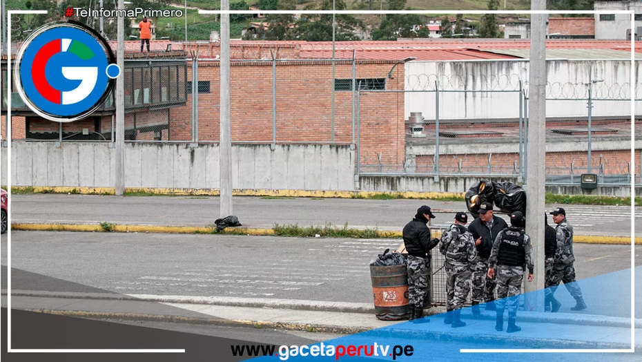 La policía vigila en el exterior de la prisión de Turi, en la ciudad ecuatoriana de Cuenca, mientras los presos retenían a unos funcionarios penitenciarios el 8 de enero de 2024