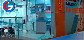 Extorsionadores atacan clínica con explosivos y causan temor