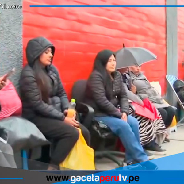 Padres acampan por matrícula en colegio Javier Heraud en San Juan de Miraflores