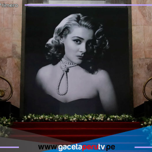 Silvia Pinal recibe homenaje en Bellas Artes