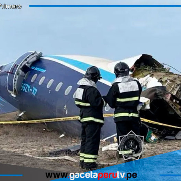 Avión de Azerbaijan Airlines se estrella con 67 personas en Kazajistán