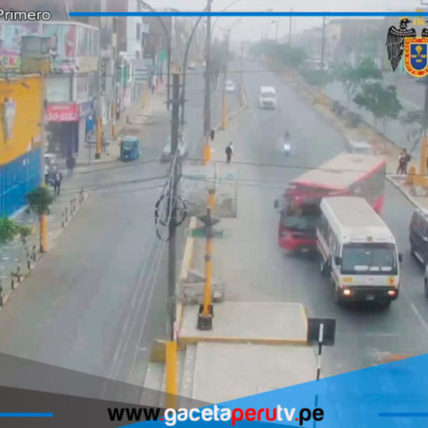 Quince heridos tras choque entre bus y custer en Comas