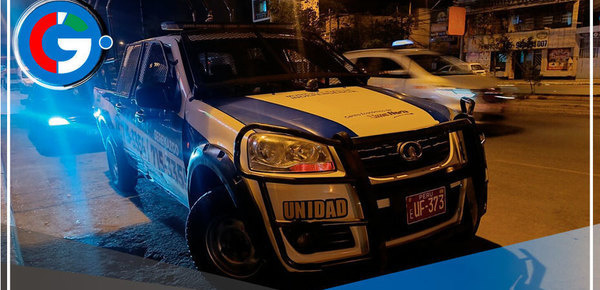 Barristas atacan a agentes municipales durante el partido, dejándolos gravemente heridos
