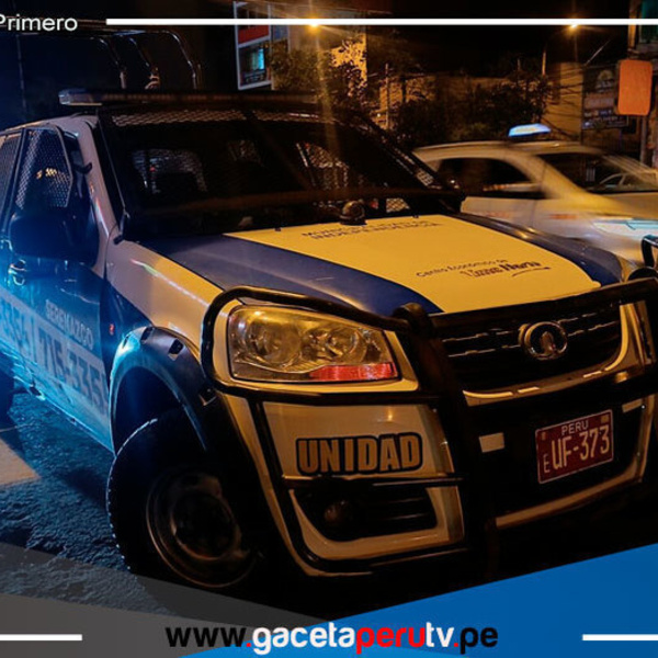 Barristas atacan a agentes municipales durante el partido, dejándolos gravemente heridos