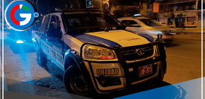 Barristas atacan a agentes municipales durante el partido, dejándolos gravemente heridos