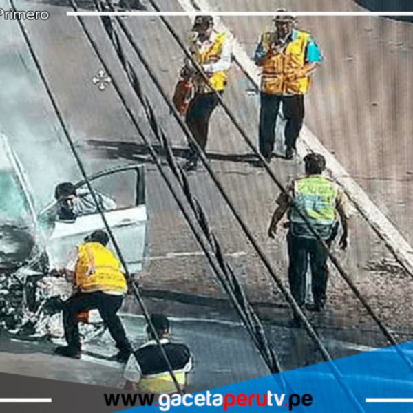 Vehículo se prende fuego en la Vía Expresa de Miraflores cerca de la estación Ricardo Palma