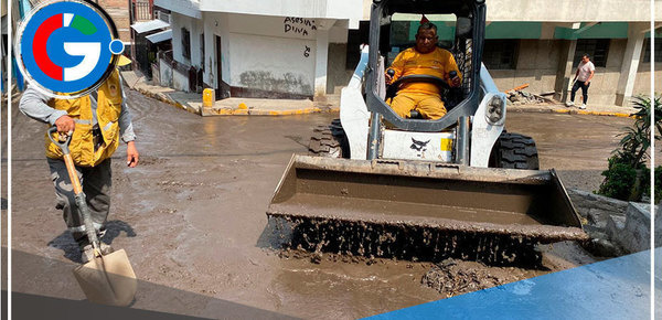 Personal de Gestión de Riesgo y voluntarios de Comas brindan ayuda a afectados por deslizamiento histórico