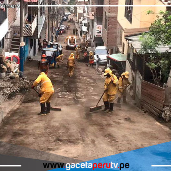 Personal de Emergencia Trabaja sin Descanso en la Remoción del Lodo en Comas
