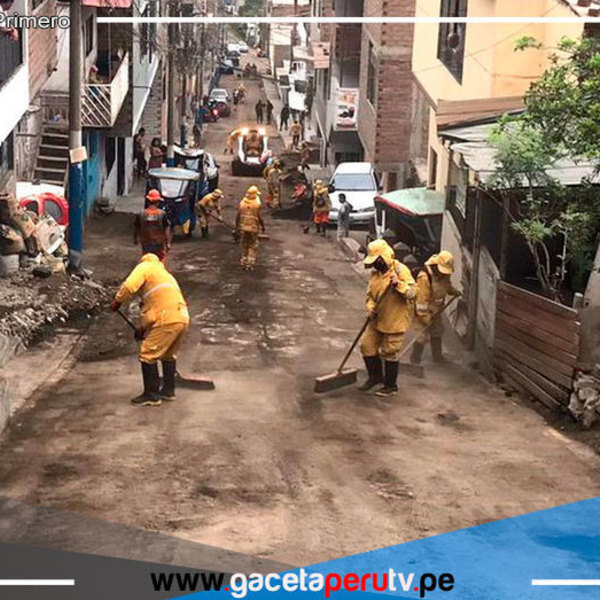 Personal de Emergencia Trabaja sin Descanso en la Remoción del Lodo en Comas