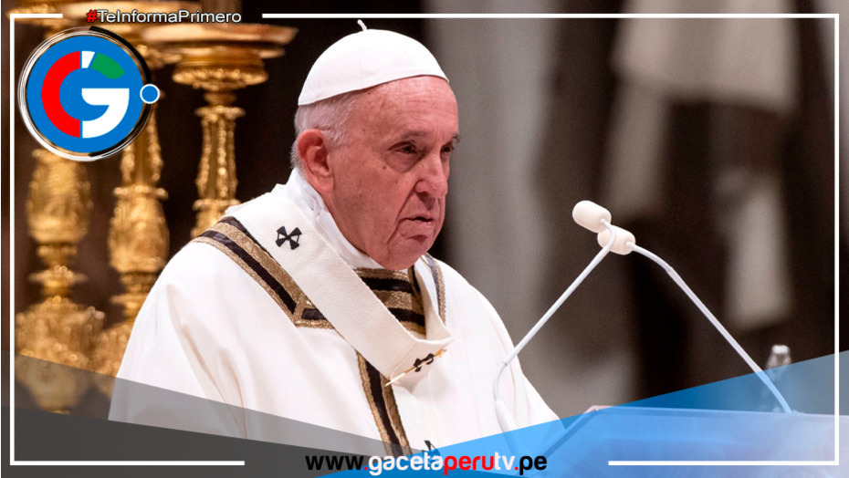 El papa Francisco lava los pies a reclusas en prisión femenina de Roma