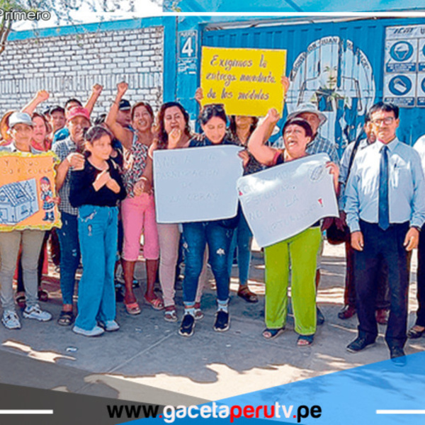 ¡Basta ya! Padres de familia y docentes protestan por el mal estado de colegios públicos en regiones