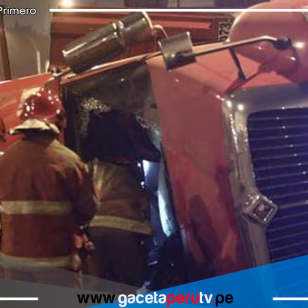 Tráiler se voltea cerca de la plaza Unión