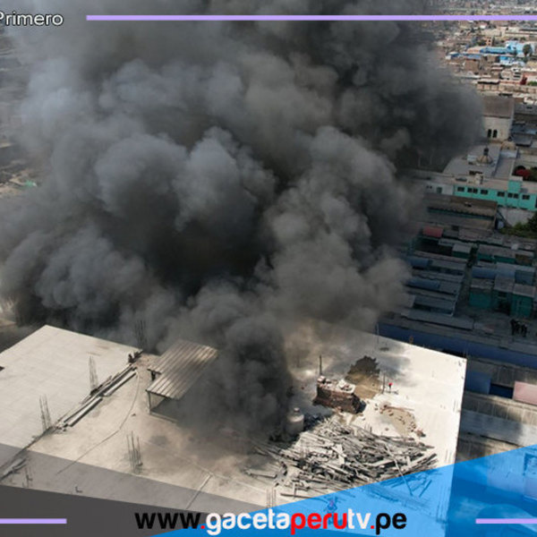 Mujer policía rescató a un hombre atrapado en el incendio en Cercado de Lima