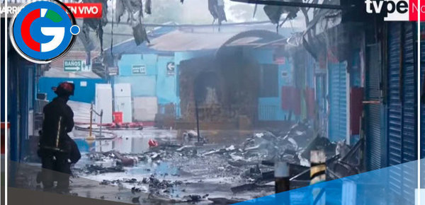 Bomberos aún trabajan para apagar totalmente incendio en el Cercado de Lima