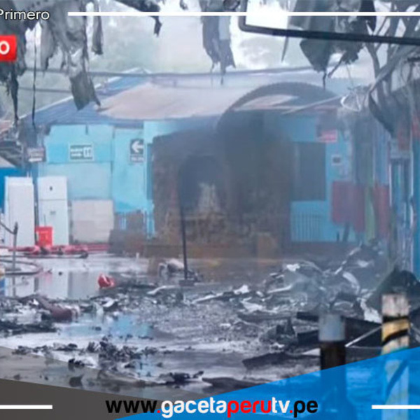 Bomberos aún trabajan para apagar totalmente incendio en el Cercado de Lima