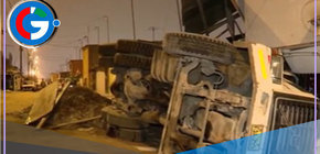 Camión se volcó contra vivienda dejando varios heridos