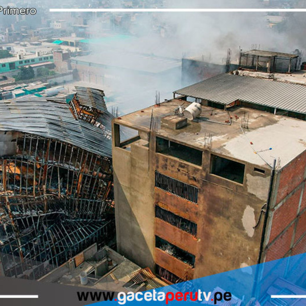 Lima: Bomberos no pueden apagar aún el incendio en Barrios Altos
